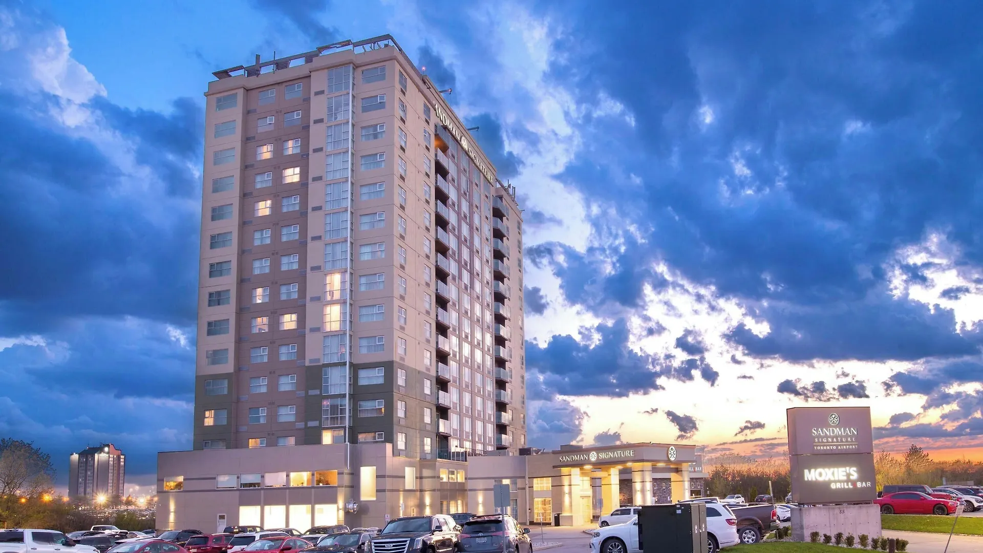 7 Smart 4-Star Airport Hotels In Toronto Worth Booking
