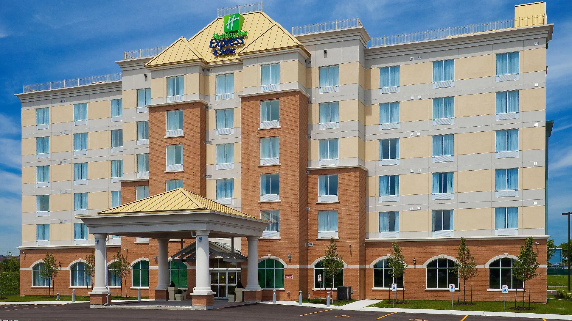 11 Holiday Inn Express Hotels in Southeastern Ontario Worth Booking