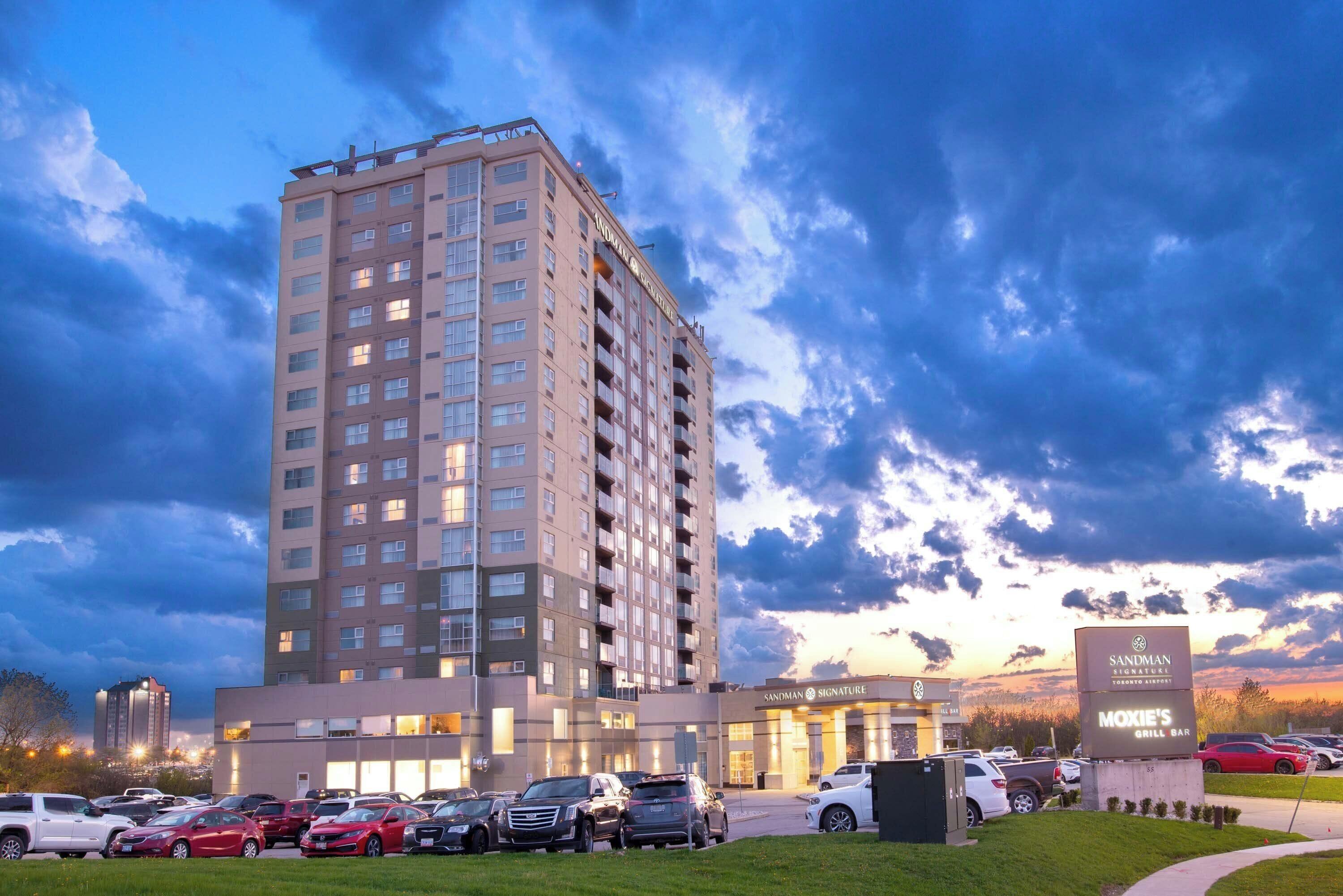 7 Smart 4-Star Airport Hotels In Toronto Worth Booking