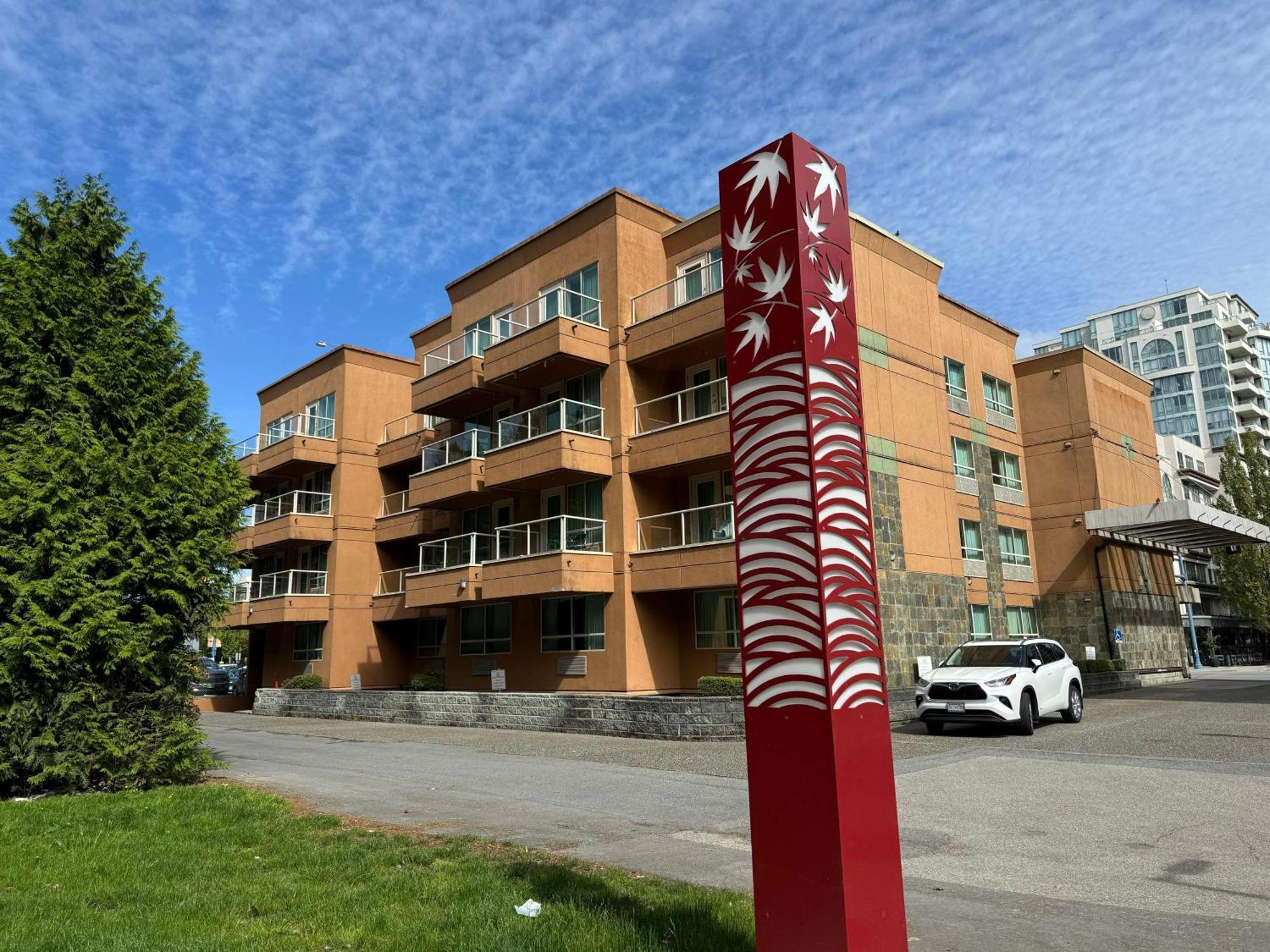 Where to Stay Near Canadian Memorial United Church: 4 Airport Hotels